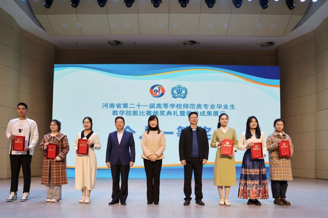 法甲王怡博(右一)代表获奖选手领奖
