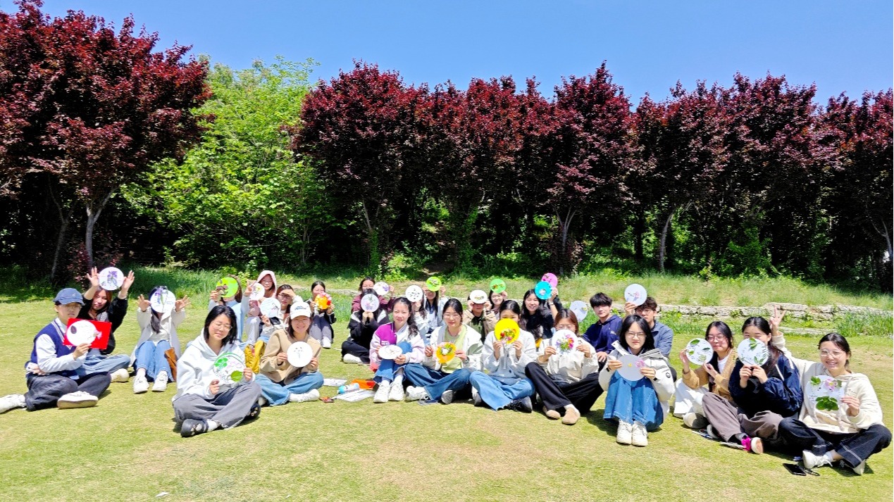 小孩们在草地上吃草AI 生成的内容可能不正确。 小孩们在草地上吃草AI 生成的内容可能不正确。